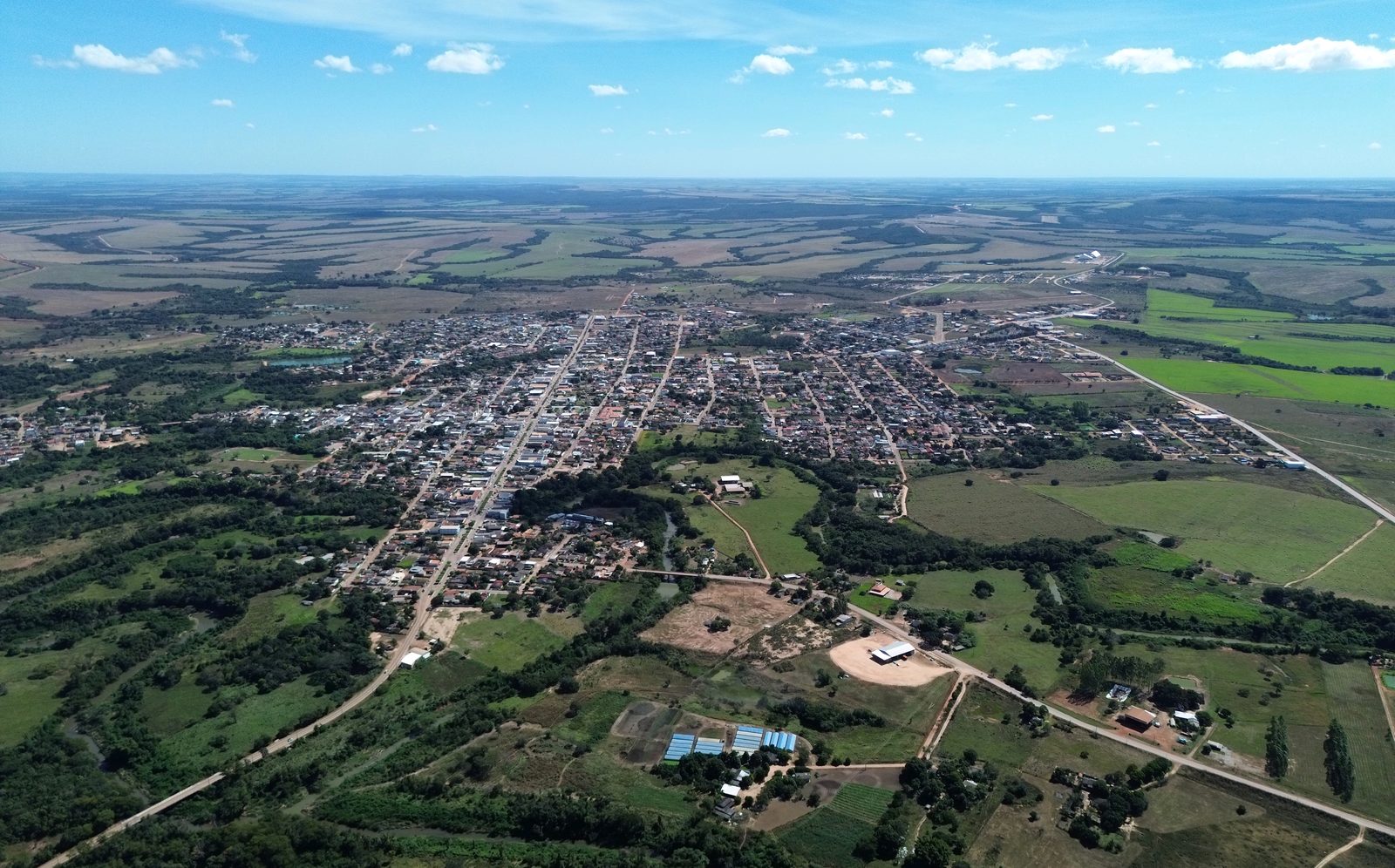 Vista aérea de Paranatinga, com a cidade ao centro e lavouras ao redor
